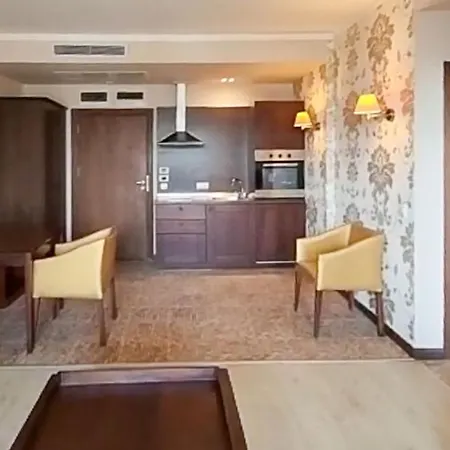 Апартамент Royal Beach *